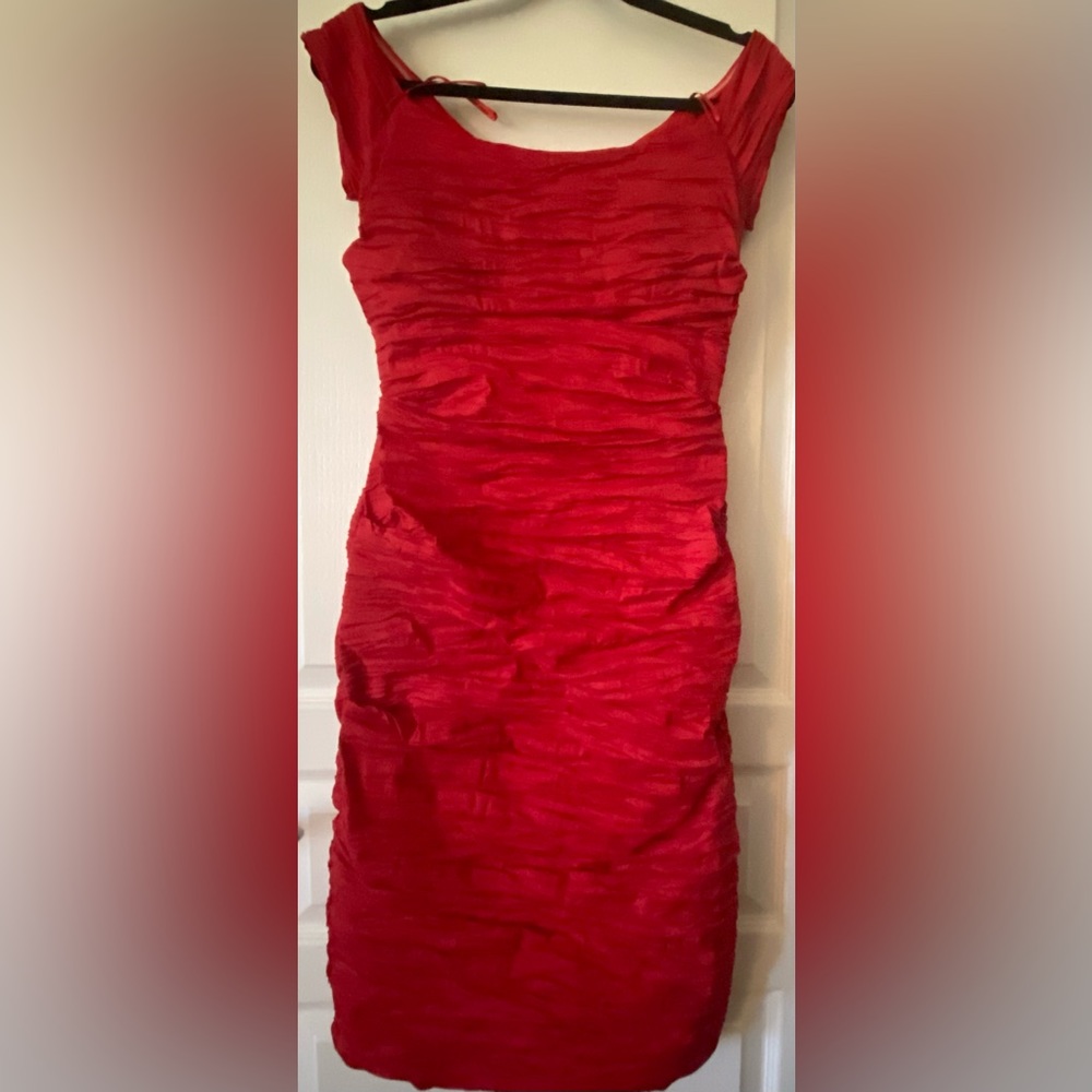 Red off the shoulder dress, never worn - Size 6
